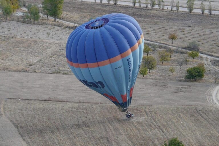 accident, crash landing, fall, bad luck, tipping over, fall over, landing, hot air balloon, captive balloon, hot air balloon ride, air sports, flying, field, fields, stubble field