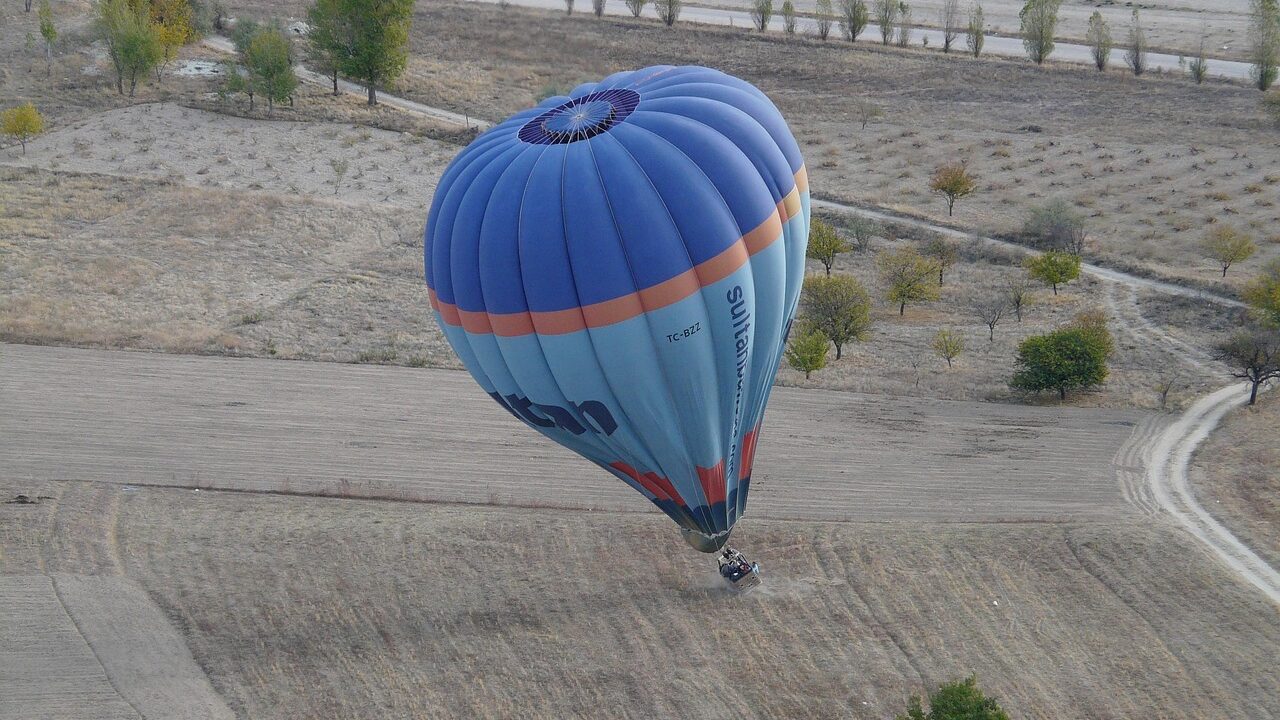 accident, crash landing, fall, bad luck, tipping over, fall over, landing, hot air balloon, captive balloon, hot air balloon ride, air sports, flying, field, fields, stubble field